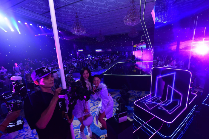 2 cô nàng đã có buổi chia sẻ thú vị cùng tính năng Flex Mode trên Galaxy Z Flip4 và cùng thừa nhận mình là 1 Samfan chỉ vì “mê mệt” với vẻ thời trang, sự nhỏ gọn của Galaxy Z Flip đồng thời tranh thủ sử dụng Flex Cam để selfie góc rộng cùng toàn bộ khán giả.