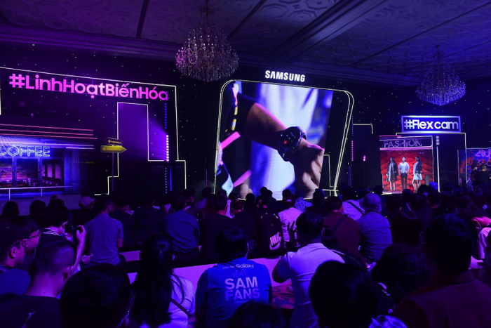 Hệ sinh thái mới gồm Galaxy Watch 5 và Galaxy Buds2 Pro cũng trở thành tâm điểm khi xuất hiện trong màn trình diễn hip hop chuyên nghiệp, thiết kế công thái học ấn tượng của bộ đôi nhanh chóng gây ấn tượng mạnh cho người hâm mộ