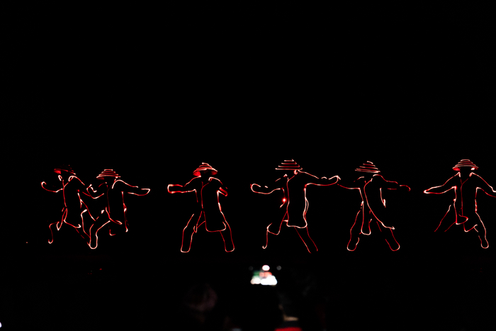 Màn biểu diễn nhảy dạ quang mở màn Buổi khai giảng