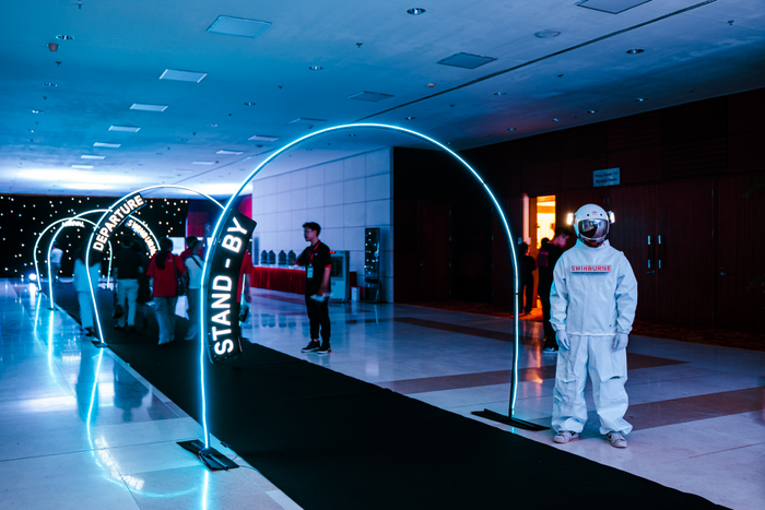 Con đường dẫn vào nơi tổ chức Buổi lễ Khai giảng