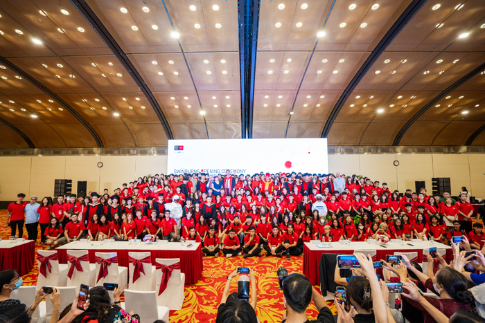 Sinh viên cùng các giảng viên và cán bộ Swinburne Việt Nam tại Hà Nội