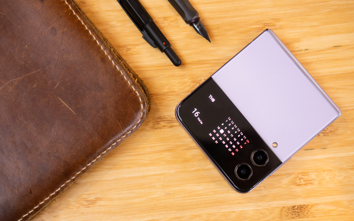 Trên tay Samsung Galaxy Z Flip4: Thiết kế mỏng nhẹ, camera nâng cấp cùng cấu hình mạnh mẽ hơn. Ảnh 2