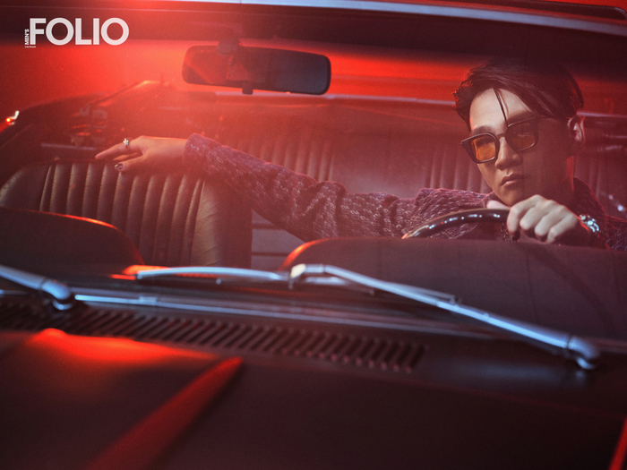 Diện những item phá cách cộp mác DSQUARED2, Wowy thể hiện hình ảnh một người đàn ông thành thị sành điệu, dám đam mê, dám thực hiện và mang tinh thần không bao giờ khuất phục. (Ảnh: Men’s Folio)