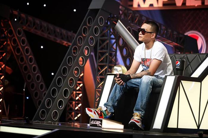 Wowy giữ vị trí huấn luyện viên cho một chương trình về rap. Ưa chuộng style khỏe khoắn, hiphop, “lão đại” thường chọn giày sneakers để chốt hạ tổng thể trang phục. (Ảnh: Internet)