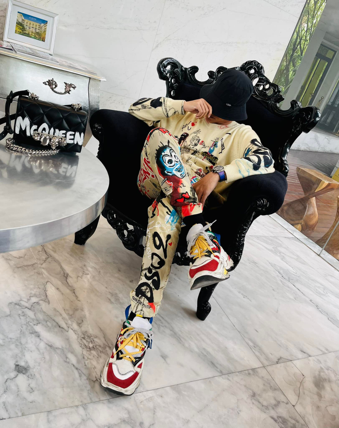 Cách phối đồ của Wowy luôn đậm chất “đời” nổi loạn nhưng hoàn toàn chân thật, đúng cá tính của anh. Đây là điều mà không phải người nghệ sĩ nào cũng làm được. &nbsp;(Ảnh: Internet)