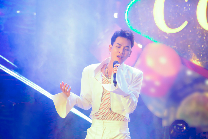 Ali Hoàng Dương tại đêm nhạc Vọng Nguyệt ở Corona Resort Phú Quốc.