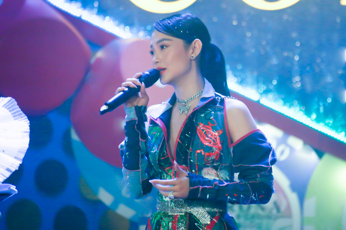 Minh Hằng tại đêm nhạc Vọng Nguyệt ở Corona Resort Phú Quốc.