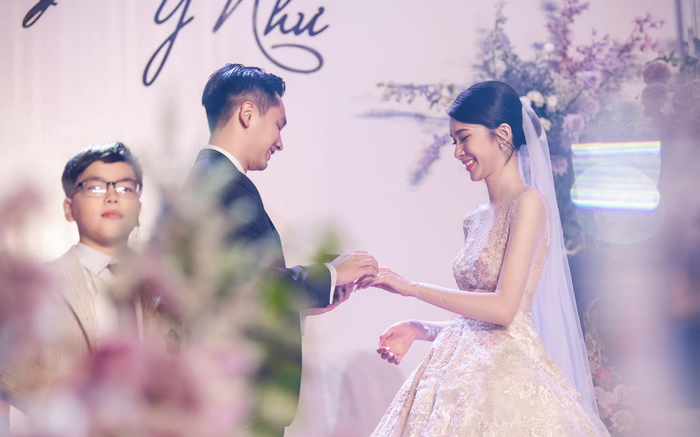 Bắt gặp dàn khách mời khủng dự đám cưới người đẹp Miss Universe Lương Ý Như Ảnh 2