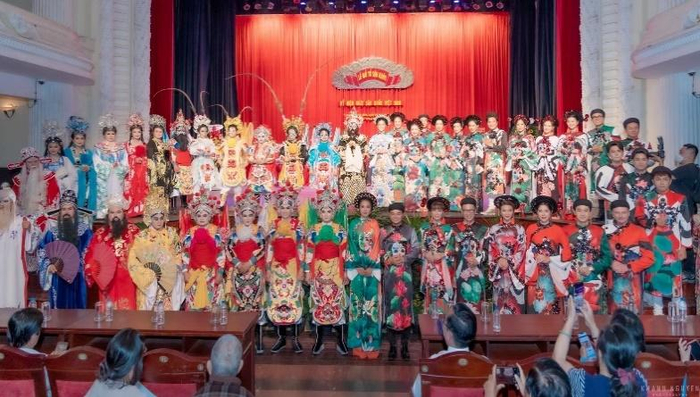 Chụp ảnh lưu niệm cùng dàn nghệ sỹ 