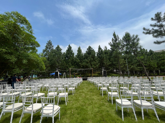 Được sinh viên gọi vui là “Đà Lạt trong lòng Hola”, đó chính là đồi thông tình yêu soi bóng bên hồ nước xanh. Đây còn là nơi các sinh viên sinh hoạt câu lạc bộ, thư giãn sau các giờ học hay tổ chức các sự kiện cực chill ngay trong khuôn viên campus.