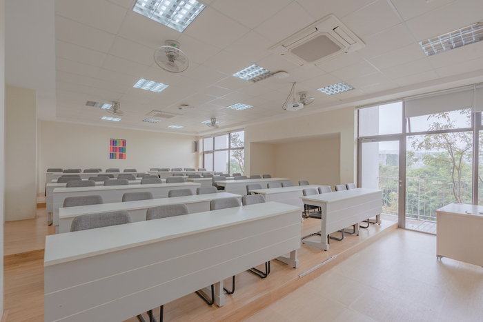 Không chỉ là một “thành phố rất thơ”, ĐH FPT còn vô cùng hiện đại khi trong mỗi lớp đều có điều hoà, wifi, máy chiếu tạo điều kiện thuận lợi nhất cho sinh viên. Thậm chí sinh viên có thể bấm máy mỏi tay, cho ra đời loạt pose siêu đỉnh ngay trong lớp học của mình