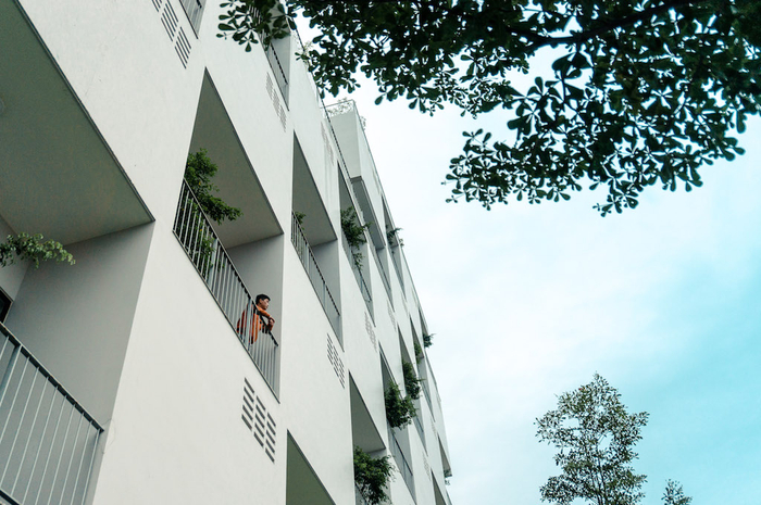 Tông màu thiên nhiên tràn ngập trong ĐH FPT campus Hà Nội là xanh lá bởi thiên nhiên hiện diện tối đa trong từng ngóc ngách của kiến trúc: từ vườn treo trong các khối đặc rỗng so le ở toà Alpha, sân thượng với những thảm cỏ tới các rặng cây trải dài khắp campus