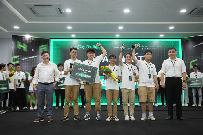 Corna Team giành giải Nhất Bảng B (bảng dành cho học sinh THPT và sinh viên Cao đẳng) tại cuộc thi lập trình FPT Edu Hackathon 2022