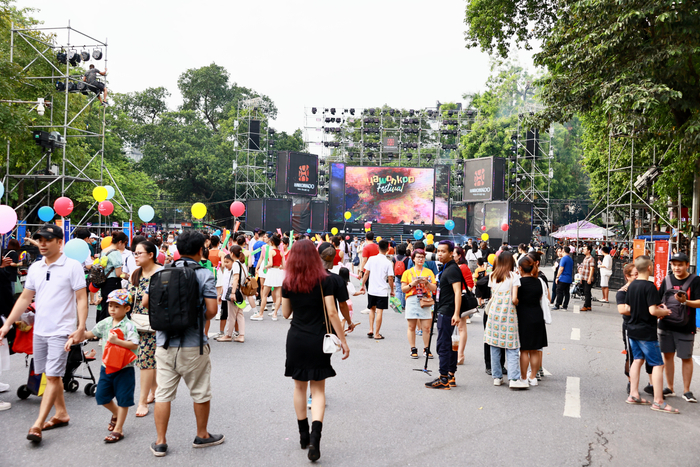 Từ chiều, Hawonkoo Festival đã thu hút đông đảo các bạn trẻ, gia đình Thủ đô đến tham quan, chụp ảnh