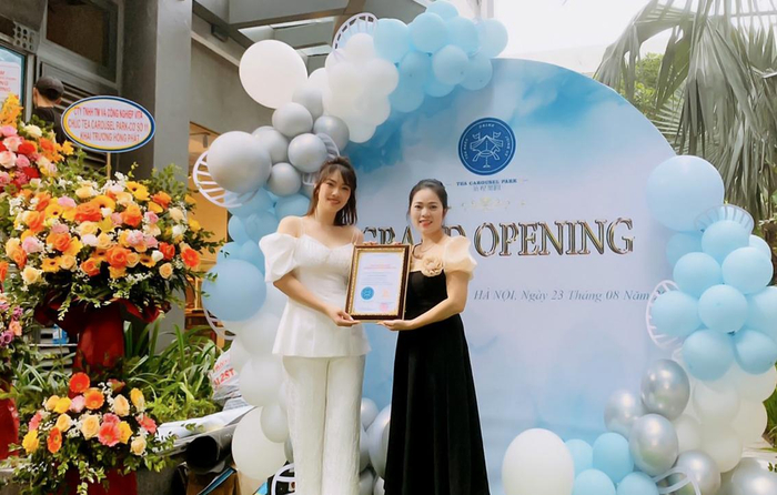 Chị Nguyễn Phương Thảo (phải) trao chứng nhận nhượng quyền cơ sở thứ 11 cho chị Bùi Thị Thu Huyền trong ngày khai trương.