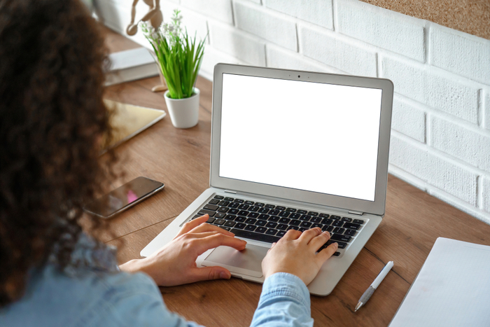 Một chiếc laptop có kết nối Internet là người bạn không thể thiếu đối với sinh viên Đại học