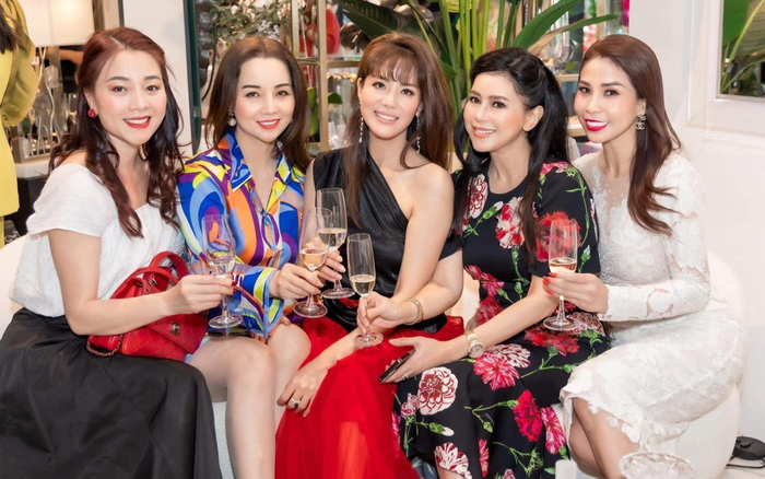 Á hậu Băng Châu hội ngộ dàn mỹ nhân 7x tại sự kiện của doanh nhân Dương Quốc Nam Ảnh 2