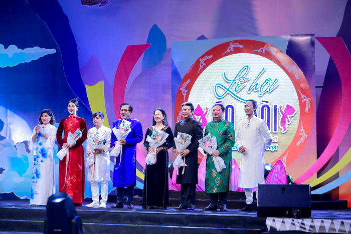 Đạo diễn Huy Lio cùng các nghệ sĩ, NTK - Giám khảo cuộc thi Đại sứ Áo dài Trẻ em Việt Nam vừa diễn ra tại tỉnh Phú Thọ vào ngày 2 tháng 9 vừa qua