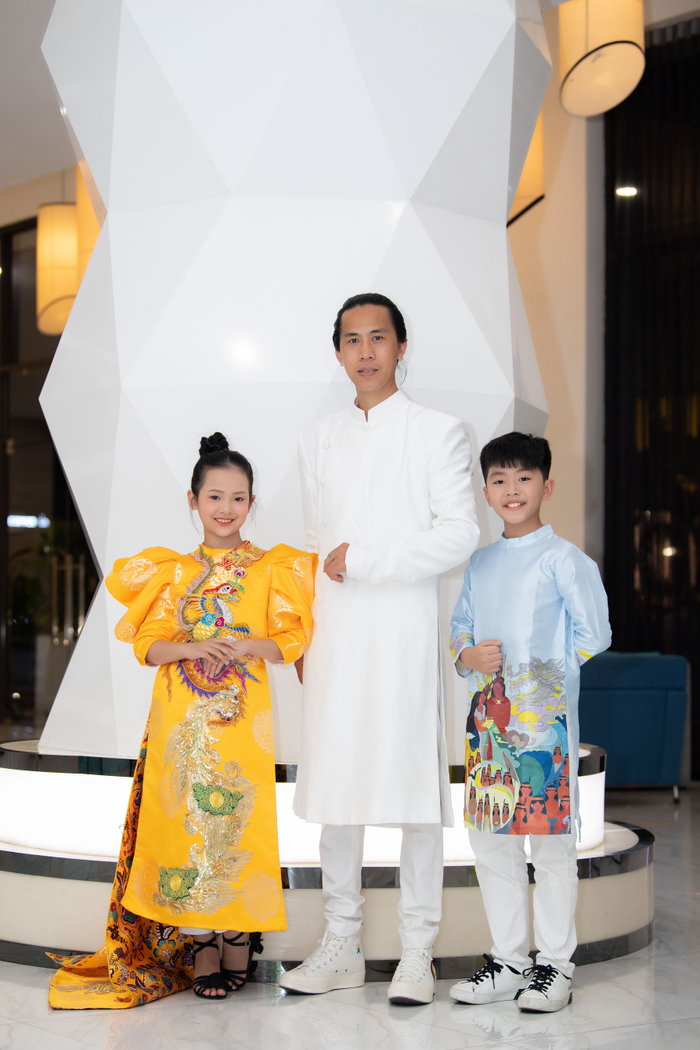 Đạo diễn Huy Lio cùng hai tân Đại sứ Áo dài Trẻ em Việt Nam 2022 Nguyễn Gia Bảo & Nguyễn Trí Nam Kha