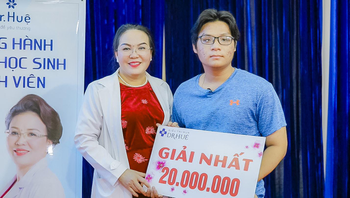 Dr. Huệ 'bùng nổ trở lại' với chuỗi chương trình Đồng hành cùng học sinh - sinh viên Ảnh 2
