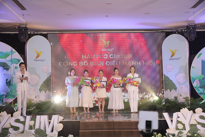 Láo Soái Nhi, Hoài Thu hội ngộ hot TikToker trong lễ ra mắt sản phẩm của Havyco Group Ảnh 7