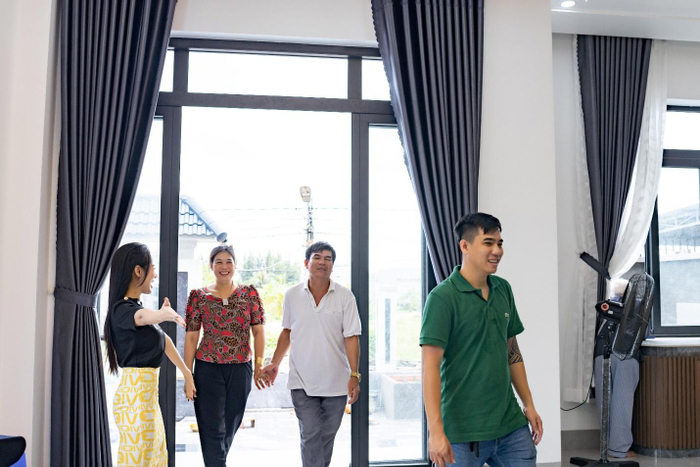 Gia đình cùng nhau tham quan villa.&nbsp;