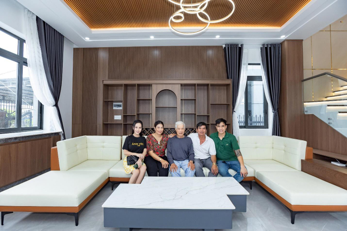 Ngọc Ánh cùng gia đình chồng bên trong căn nhà mới.&nbsp;