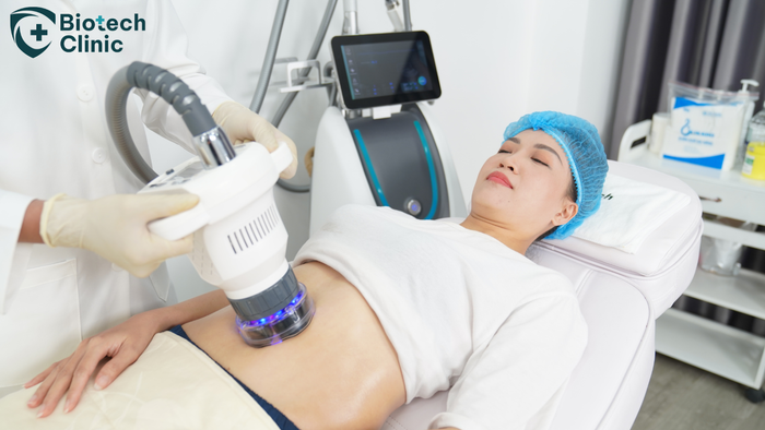 Bác sĩ đang thực hiện Giảm béo BioMaxthin cho chị Phương