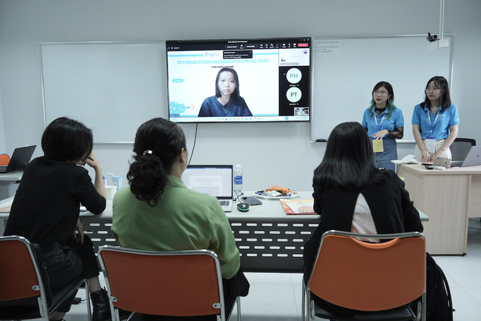 Nhóm Biệt đội em bé thuyết trình về đề tài NCKH của mình tại Chung kết FPT Edu ResFes 2022.