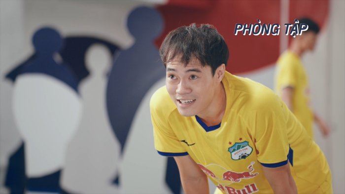 Văn Toàn còn tiết lộ bí quyết “thỉnh thoảng uống Red Bull vị cafe ủ lạnh để vừa tỉnh táo vừa năng lượng nếu lỡ hôm trước xem một trận bóng khuya” Ảnh: video