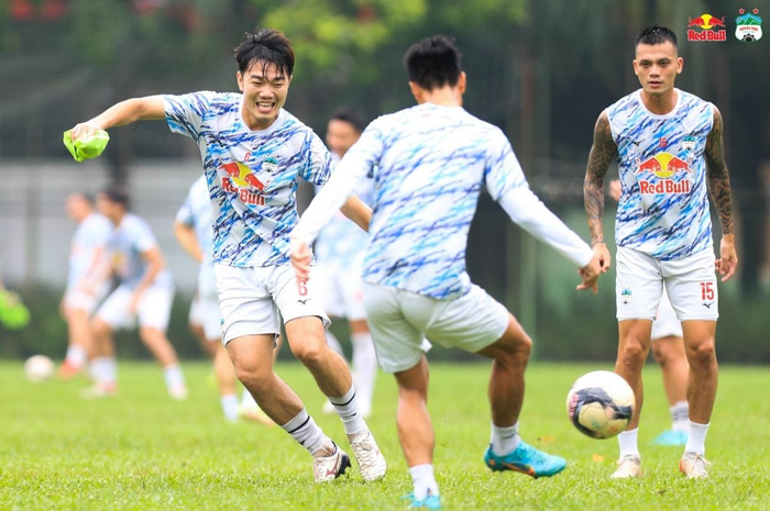 Sau mỗi buổi tập, Xuân Trường sẽ lựa chọn những nước uống như Red Bull hay Warrior của TCP Việt Nam để tiếp năng lượng tức thì