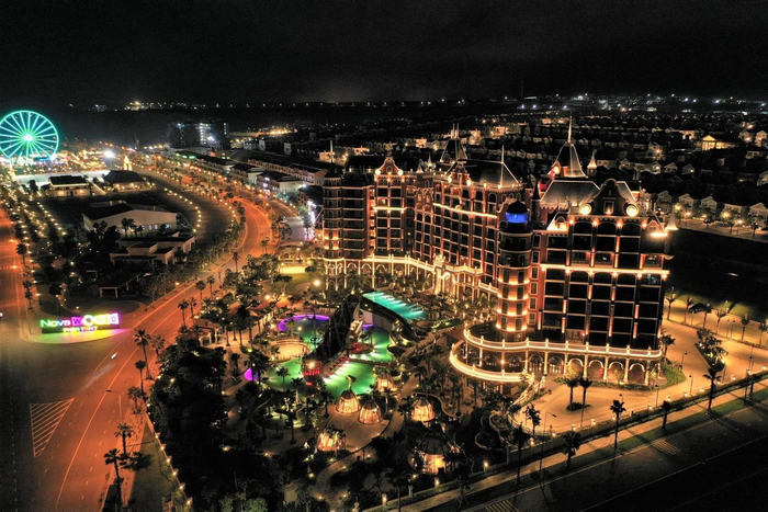 Movenpick Resort Phan Thiet gây cuốn hút với vẻ đẹp tráng lệ và nguy nga, đặc biệt là về đêm