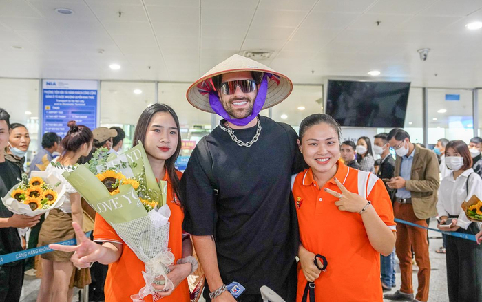 TOP 4 DJ Thế giới ALOK đến Việt Nam quẩy Happy Bee 12, hào hứng nhận ngay nón lá fan tặng Ảnh 2