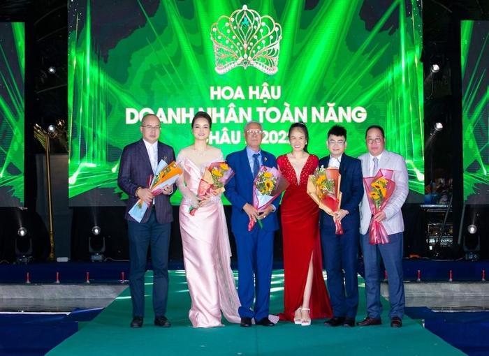 Diễn viên Mai Thu Huyền và Hoa hậu Nguyễn Thanh Giang tự hào khi trao vương miện cho Tân Hoa hậu Nguyễn Thị Phương Triều Ảnh 2