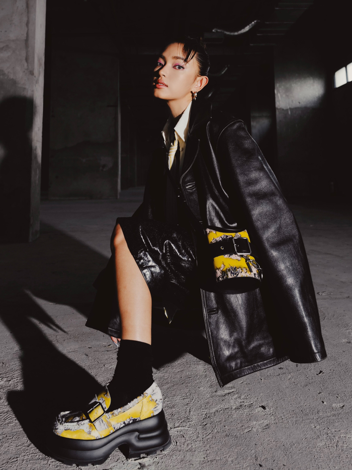 Mẫu giày loafers Jules của CHARLES & KEITH với bản in lá cẩm thạch phủ trên nền vàng chanh cùng thiết kế đế cong cao su độc quyền của BOTH đã giúp “tắc kè hoa” Châu Bùi nổi bật với phong cách thời trang cá tính của mình.