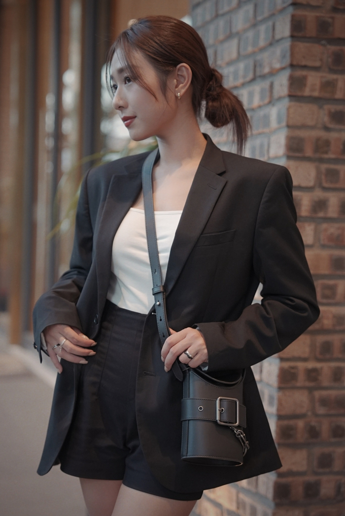 Chỉ với 2 gam màu cơ bản trắng - đen, hot mom Trang Lou tự tin dạo phố trong set đồ thanh lịch nhưng không kém phần cá tính nhờ vào mẫu giày và túi mới nhất nằm trong BST kết hợp đặc biệt giữa CHARLES & KEITH và BOTH.