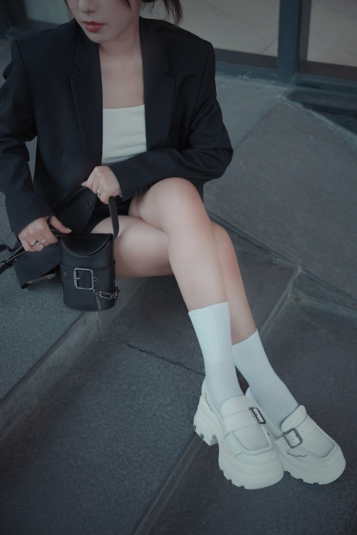 Đôi giày loafers mà Trang Lou chọn của CHARLES & KEITH, được trang trí dây đai khóa và phần đế cao răng cưa làm tăng thêm sự thú vị và phá cách. Thiết kế các nét đứt phân mảnh trên thân giày được lấy từ cảm hứng Kintsugi - nghệ thuật hàn gắn các vết nứt trên gốm sứ bằng vàng cổ của Nhật Bản. 