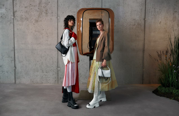 Bộ sưu tập từ sự hợp tác giữa CHARLES & KEITH và thương hiệu thời trang giày dép BOTH đã khẳng định tuyên ngôn thời trang tối giản - sang trọng và không thể thiếu nét thanh lịch. 