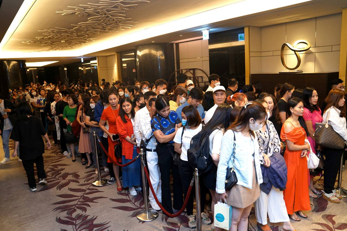 Khách hàng xếp thành hàng dài chờ đăng ký tham gia Đại tiệc vinh danh của Thu Cúc