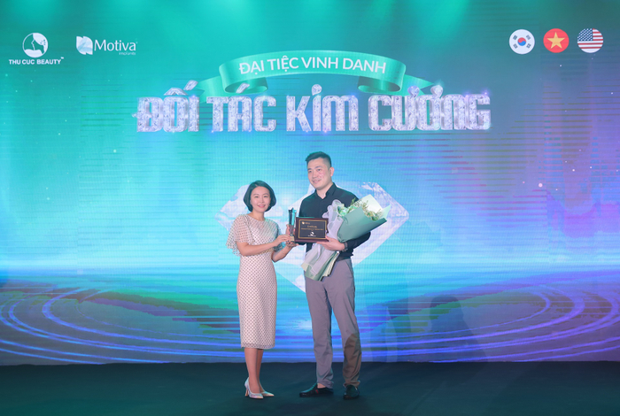 Đại diện Thu Cúc nhận bằng và cúp Vinh danh Đối tác kim Cương từ phía Motiva