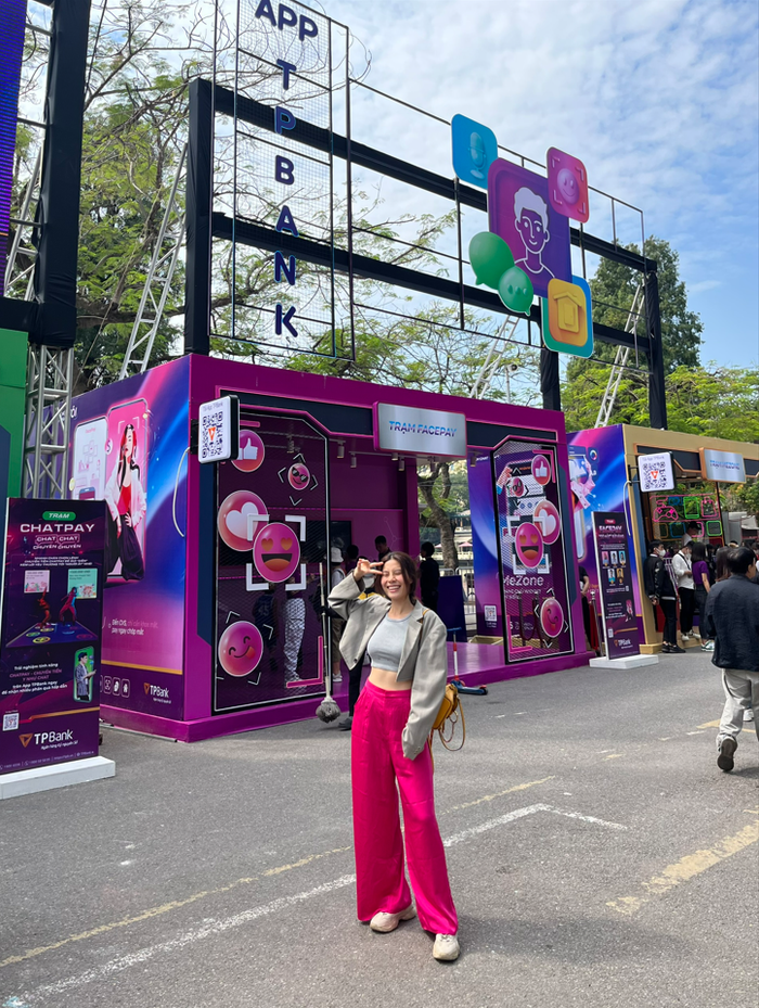 Vẫn là phố đi bộ nhưng hôm nay lạ lắm à nha, bởi thế mà thành quả cuối tuần lên phố của rất nhiều bạn trẻ là kha khá hình “sống ảo”, góc nào cũng cực chất, cực trẻ trung, cá tính đây này.