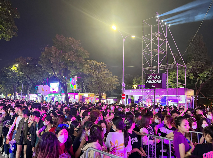 Trước giờ “tour âm nhạc” khởi hành 2 tiếng, khán giả đã xếp hàng kín lối vào khu vực FanZone – nơi gần với các thần tượng nhất của đêm nhạc