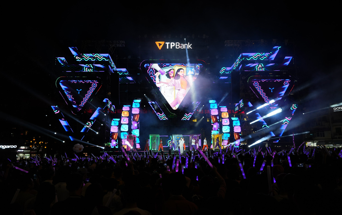 Và đây rồi, không để khán giả phải chờ đợi lâu, màn trình diễn mở màn cũng chính là màn biểu diễn được mong chờ nhất đêm nhạc, dưới sự thể hiện của cặp đôi Obito – Vstra, “tuyên ngôn” về “chất TÔI” TPBank muốn gửi gắm tới giới trẻ được truyền tải đầy hứng khởi, tràn ngập năng lượng tích cực, đúng như tinh thần, nỗ lực Bank Tím luôn gửi gắm trong từng sản phẩm, dịch vụ mình sáng tạo nên.