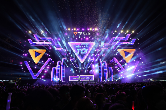 Phố lên đèn rồi, nhạc “Phiêu đậm chất TÔi” cũng đã nổi lên, việc của hơn 10.000 ngàn khán giả chỉ là “phiêu” hết mình thôi