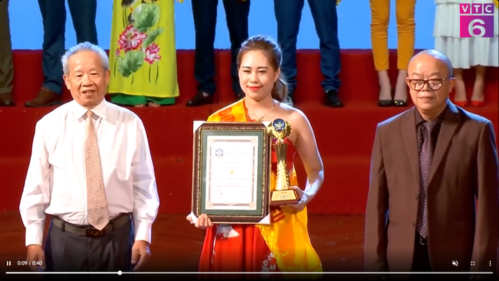 Nghiêm Thị Trang trong lễ trao giải top 50 thương hiệu nổi tiếng đất Việt 2019
