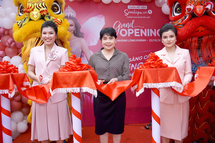 Đại diện SeoulSpa.Vn cắt băng đỏ khai trương chi nhánh Long Khánh - Đồng Nai vào ngày 22/10/2022