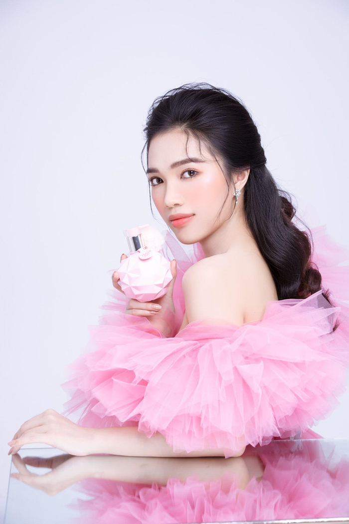 CEO Trần Ngọc Thuý Vy tự hào bên sản phẩm do Hoàng Thị Group phân phối