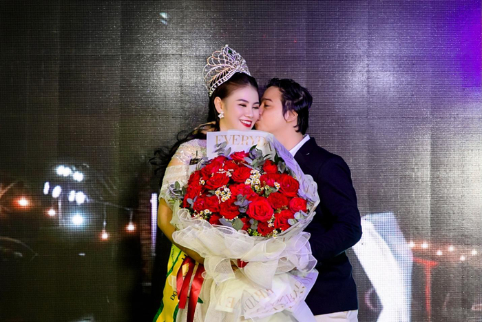 Phạm Đình Thái Ngân hạnh phúc hát mừng Phương Triều đăng quang Hoa hậu Doanh nhân Toàn năng châu Á Ảnh 7