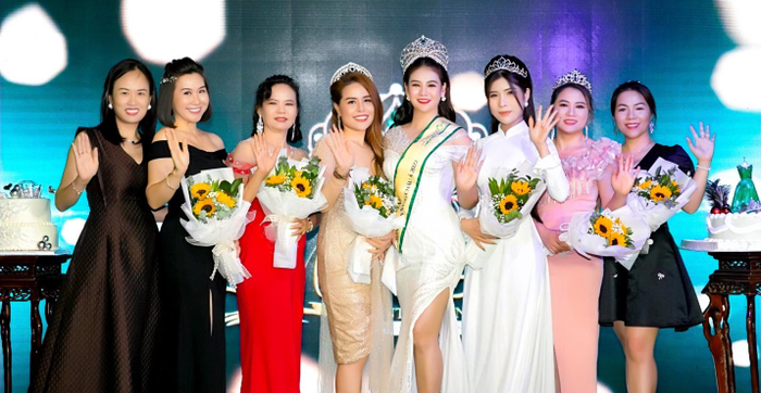 Phạm Đình Thái Ngân hạnh phúc hát mừng Phương Triều đăng quang Hoa hậu Doanh nhân Toàn năng châu Á Ảnh 6
