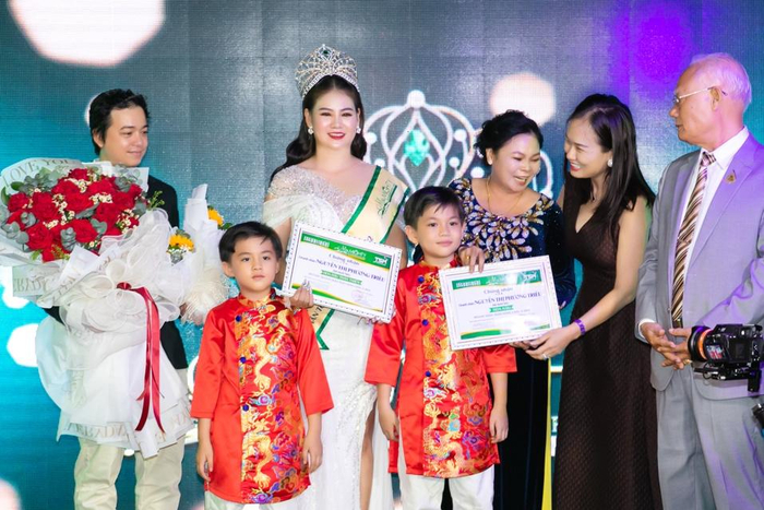 Phạm Đình Thái Ngân hạnh phúc hát mừng Phương Triều đăng quang Hoa hậu Doanh nhân Toàn năng châu Á Ảnh 4